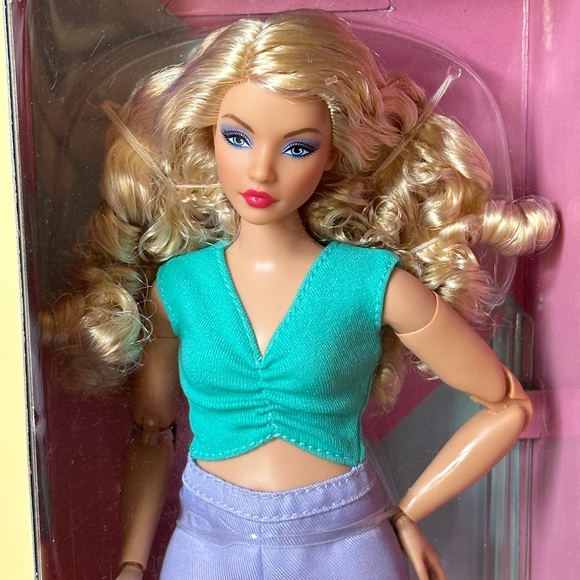Barbie Looks Wave 3 doll #16 Curvy, blonde wavy hair NRFB 2023 - Picture 4 of 9